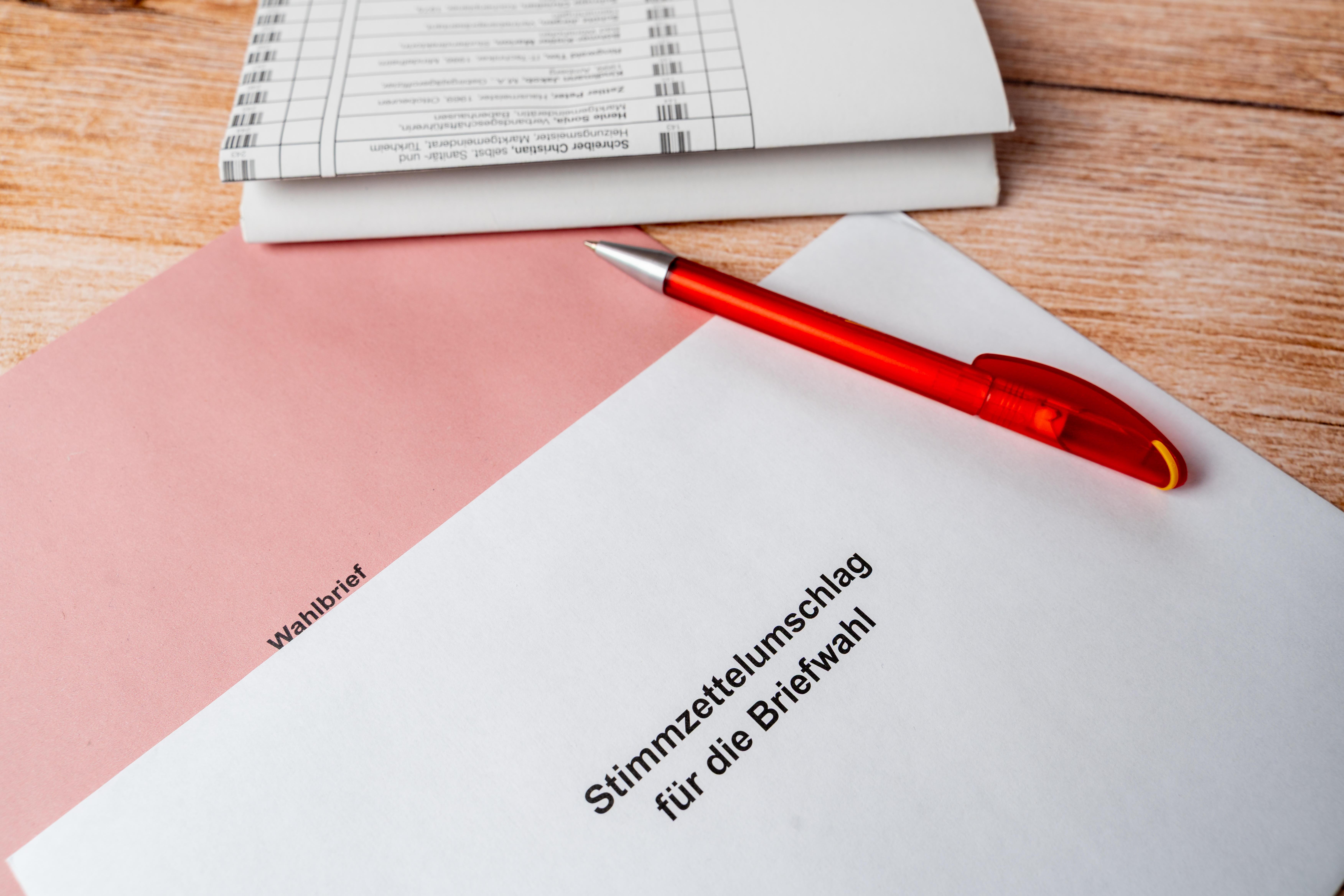 Stimmzettel und Briefwahlunterlagen für die bayerische Kommunalwahl 2026 (Symbolbild)