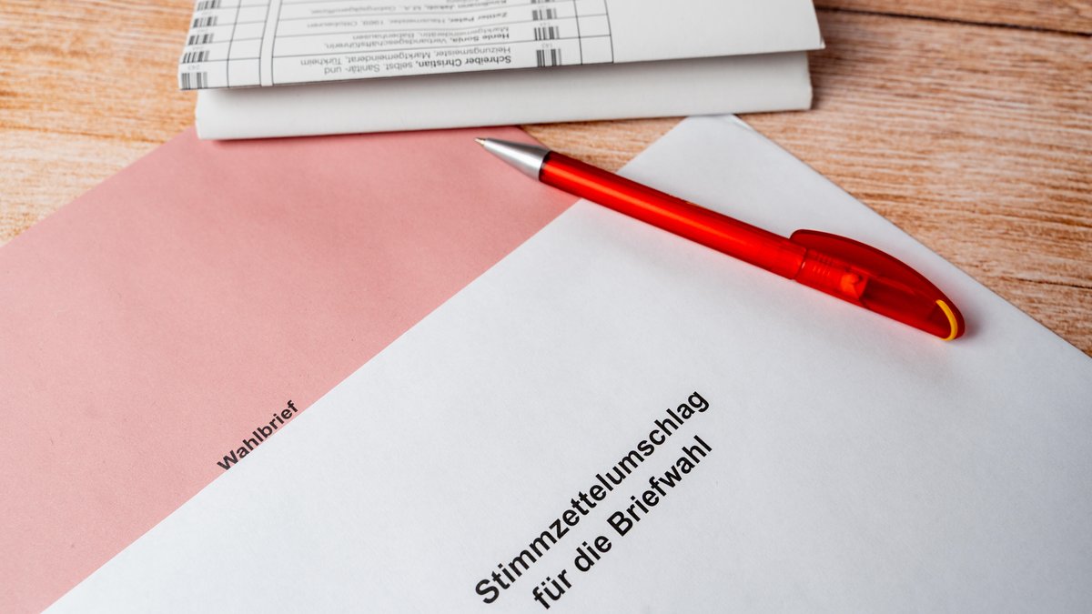 Stimmzettel und Briefwahlunterlagen für die bayerische Kommunalwahl 2026 (Symbolbild) | Bild: pa/CHROMORANGE/Michael Bihlmayer Stimmzettel und Briefwahlunterlagen für die bayerische Kommunalwahl 2026 (Symbolbild)