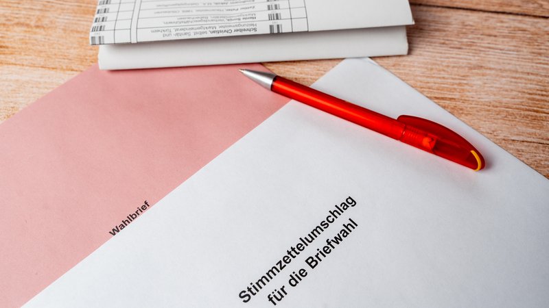 Stimmzettel und Briefwahlunterlagen für die bayerische Kommunalwahl 2026 (Symbolbild) | Bild: pa/CHROMORANGE/Michael Bihlmayer Stimmzettel und Briefwahlunterlagen für die bayerische Kommunalwahl 2026 (Symbolbild)