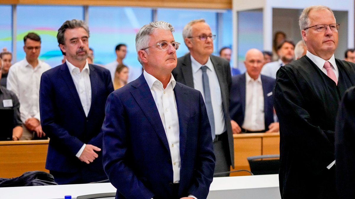 Rupert Stadler (M), ehemaliger Vorstandsvorsitzender des Automobilherstellers Audi, wartet im Landgericht auf das Urteil.