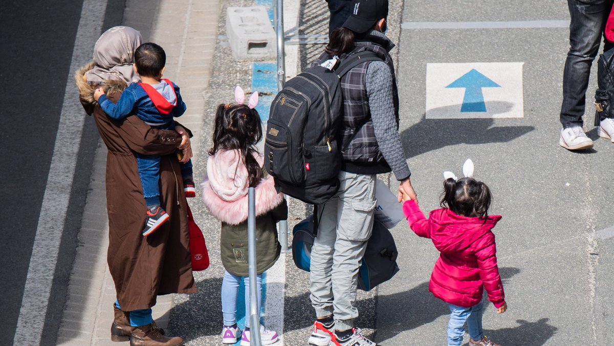 Flüchtlinge aus Griechenland kommen am Flughafen Hannover an. 