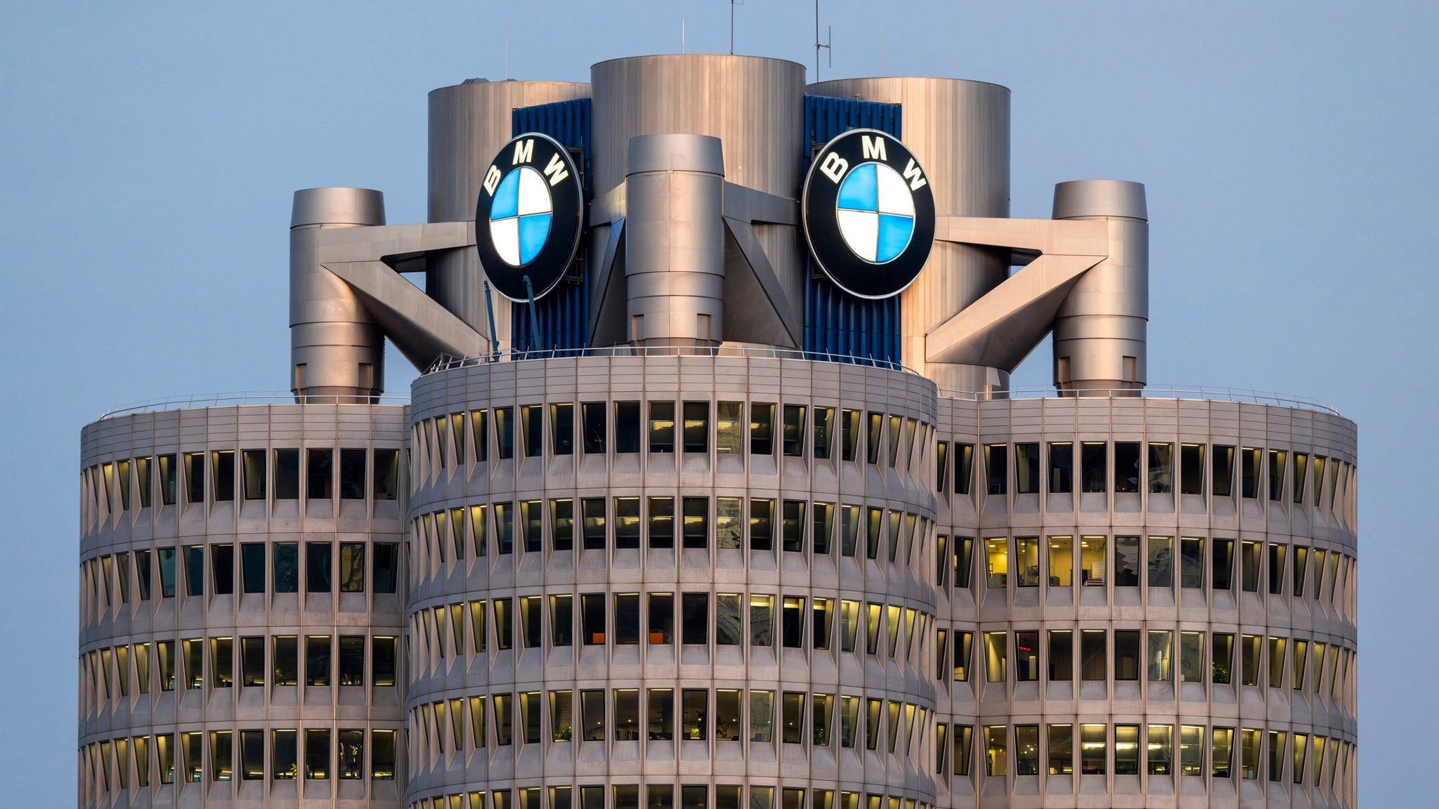 ARCHIV - 19.05.2025, Bayern, München: BMW Konzernzentrale mit BMW Logo am Abend. (zu dpa: «Gewinneinbruch bei BMW») Foto: Peter Kneffel/dpa +++ dpa-Bildfunk +++