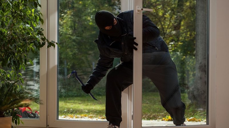Urlaubszeit lockt Einbrecher an. Polizei und Verbraucherzentrale geben Tipps, wie man sein Haus oder seine Wohnung sichern kann. | Bild: stock.adobe.com/Photographee.eu Urlaubszeit lockt Einbrecher an. Polizei und Verbraucherzentrale geben Tipps, wie man sein Haus oder seine Wohnung sichern kann.
