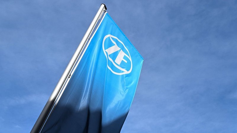 Fahne des Automobilzulieferers ZF | Bild: Bildrechte: dpa-Bildfunk/Felix Kästle Fahne des Automobilzulieferers ZF
