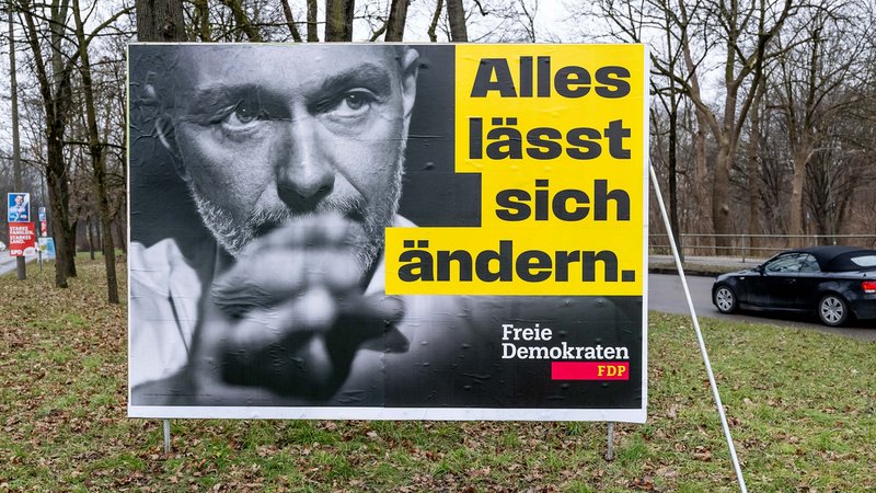 FDP-Wahlplakat mit Christian Lindner | Bild: picture alliance / Eibner-Pressefoto/Franz Feiner FDP-Wahlplakat mit Christian Lindner