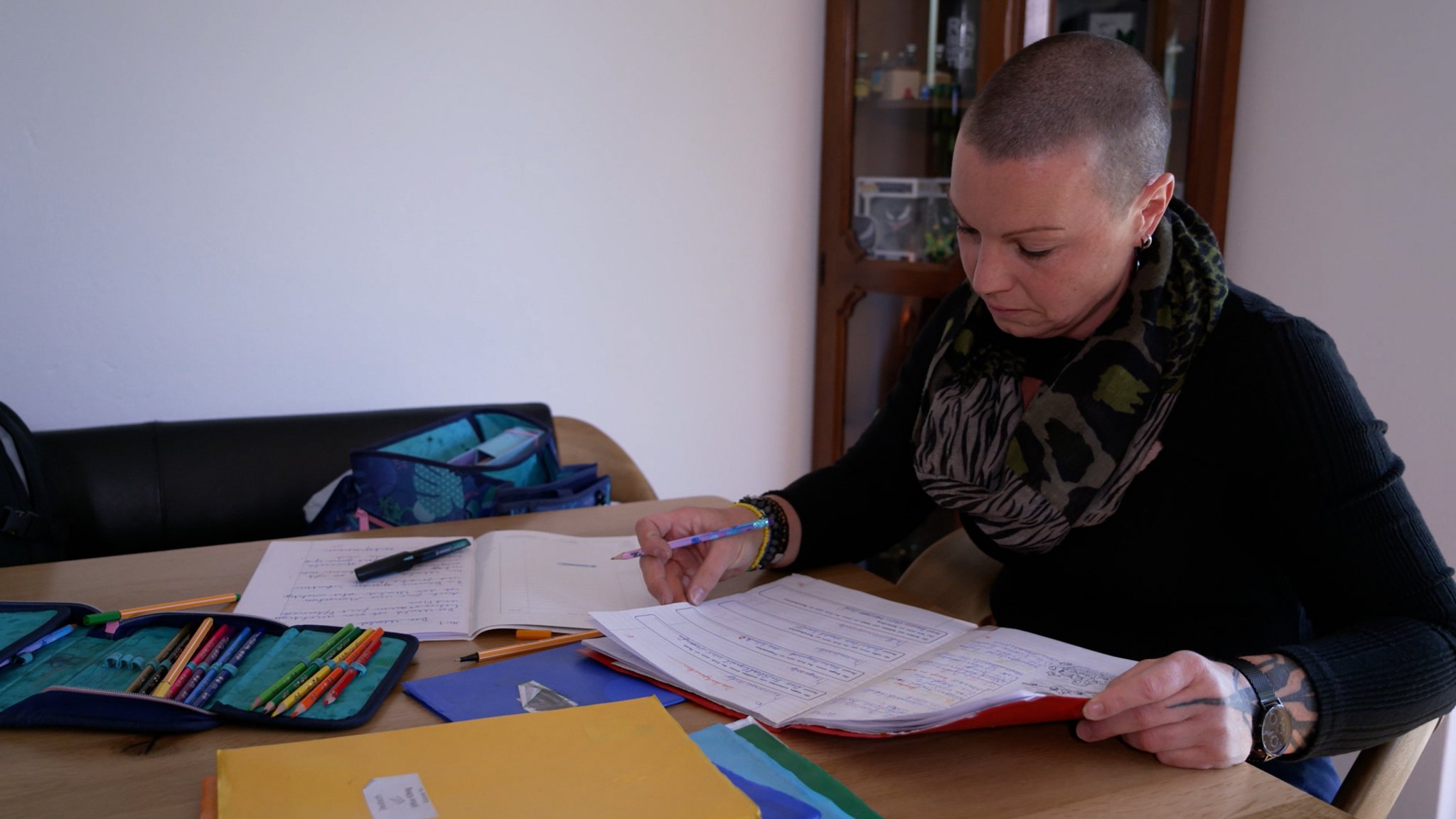 Theresa König aus dem Landkreis Eichstätt korrigiert die Hausaufgaben ihrer drei Kinder. | Bild: BR Theresa König aus dem Landkreis Eichstätt korrigiert die Hausaufgaben ihrer drei Kinder.