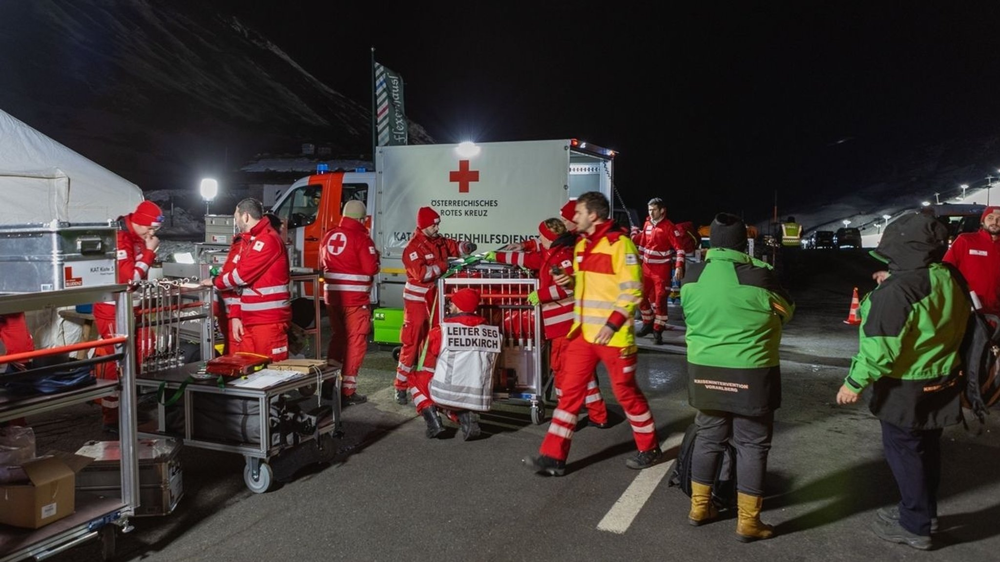 Mehr als 200 Retter waren bis in die Früh im Einsatz: Doch der Lawinenabgang in Österreich ist glimpflicher ausgegangen als zunächst befürchtet. 