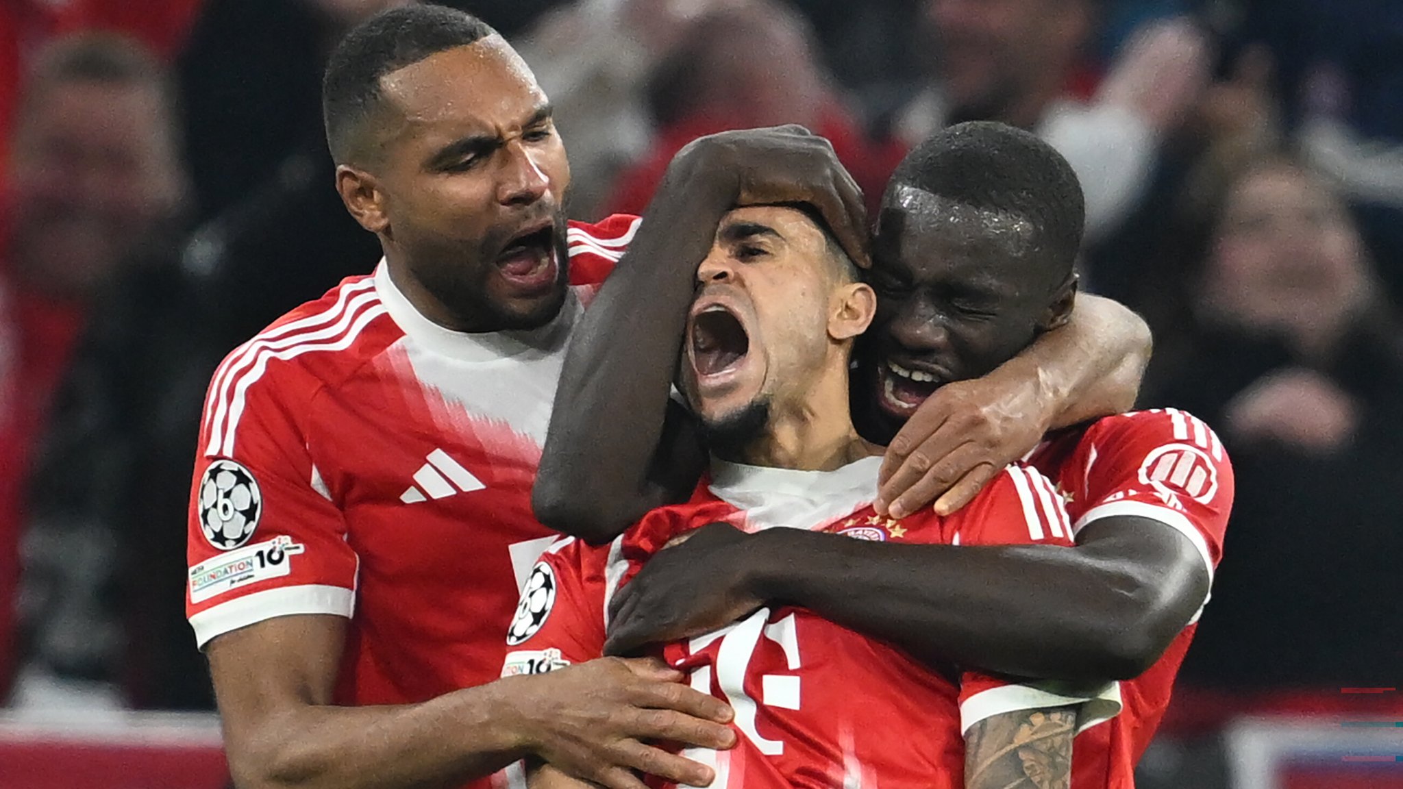 Verrückter Thriller: Diaz und Olise schießen Bayern weiter