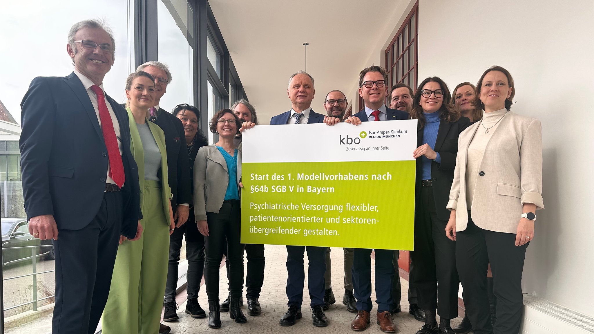 Ministerin Gerlach und andere Vertreter des Modellprojekts halten ein Schild mit dem Modellvorhaben hoch.