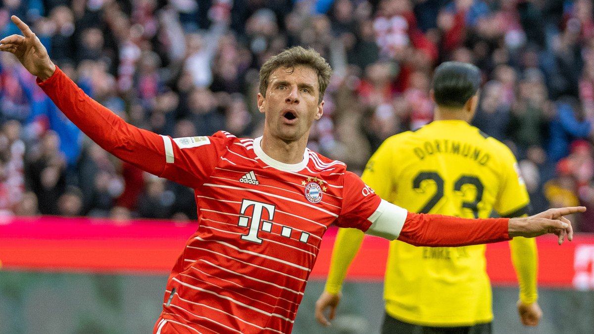 Thomas Müller feiert seinen Treffer.