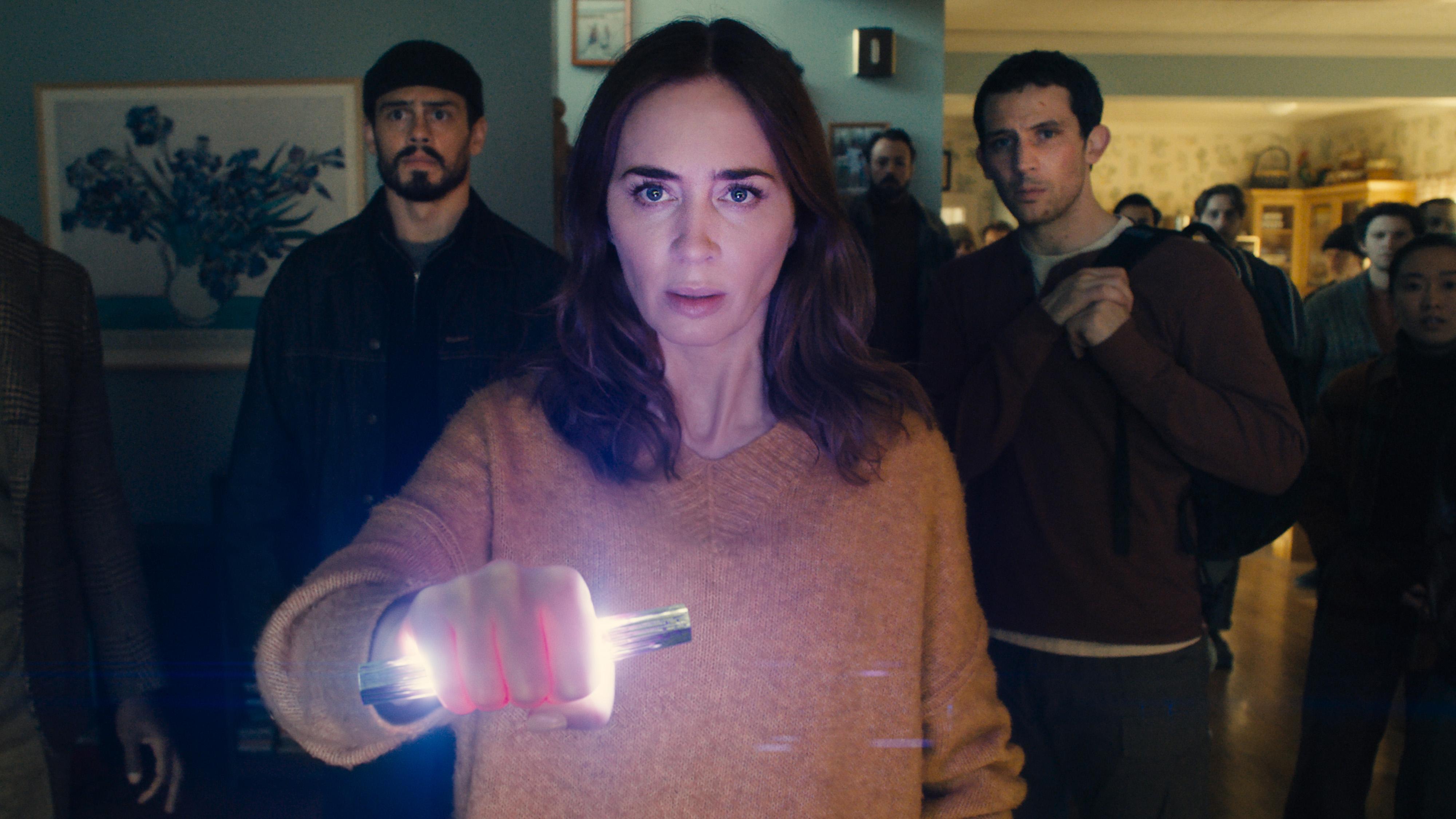 Filmszene aus Steven Spielbergs "Disclosure Day - Tag der Wahrheit" mit Emily Blunt und Colin Firth in den Hauptrollen | Bild:Universal Pictures - All Rights Reserved