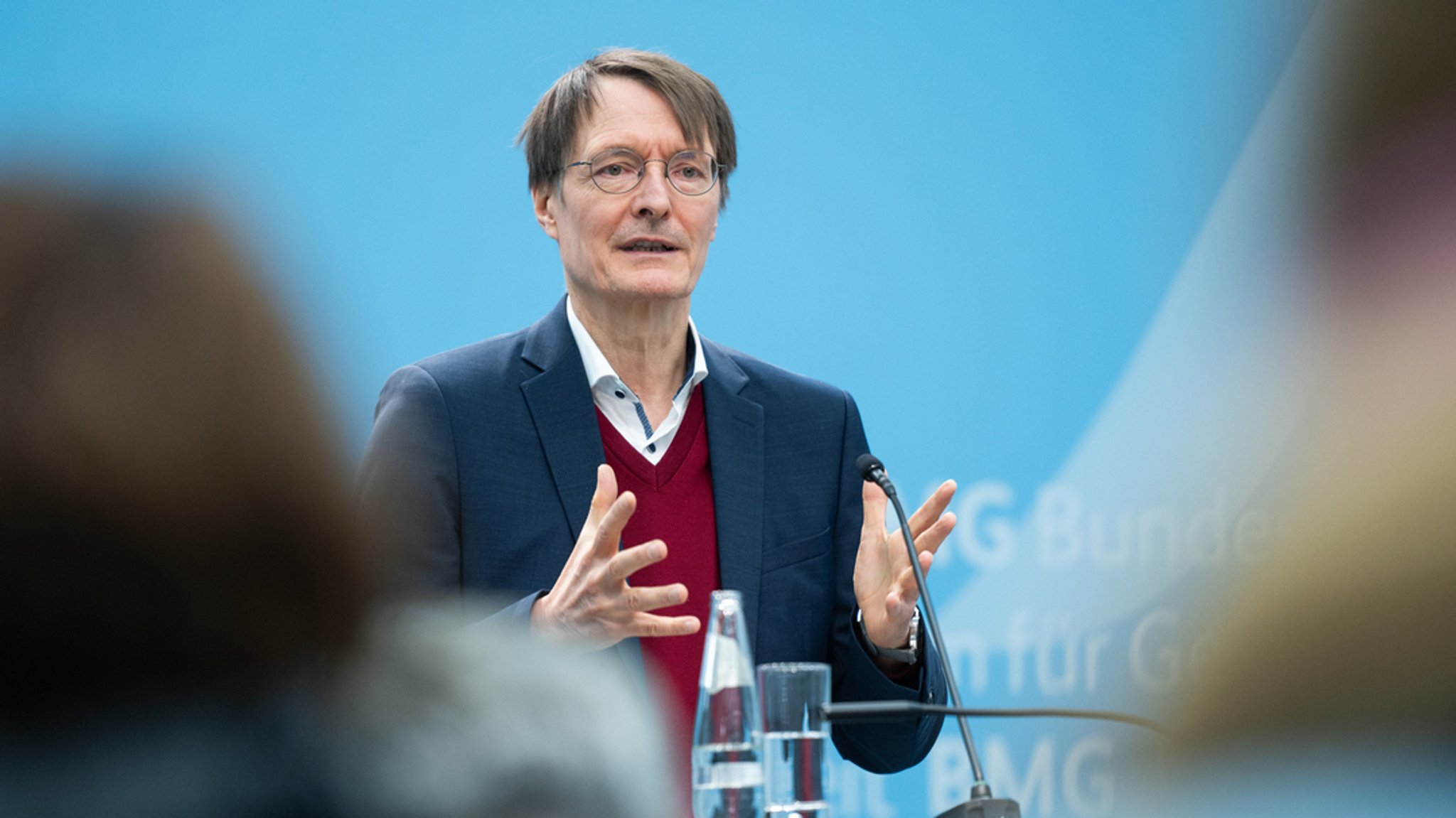  Karl Lauterbach (SPD), Bundesgesundheitsminister, spricht bei einer Pressekonferenz nach einem Runden Tisch zu Lösungsmöglichkeiten einer besseren Versorgung für Long-Covid-Erkrankte.