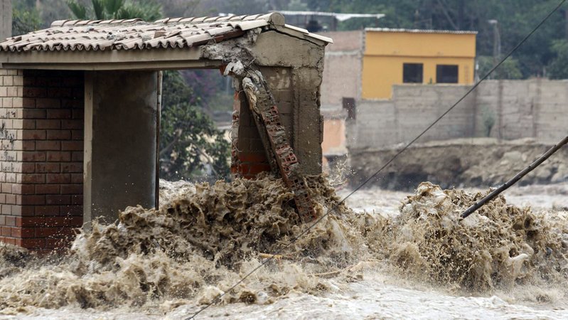 Wie stark wird El Niño in 2026? Regelmäßig leidet Peru unter den Folgen von El Niño - wie hier 2017. | Bild: picture alliance / Photoshot Wie stark wird El Niño in 2026? Regelmäßig leidet Peru unter den Folgen von El Niño - wie hier 2017.