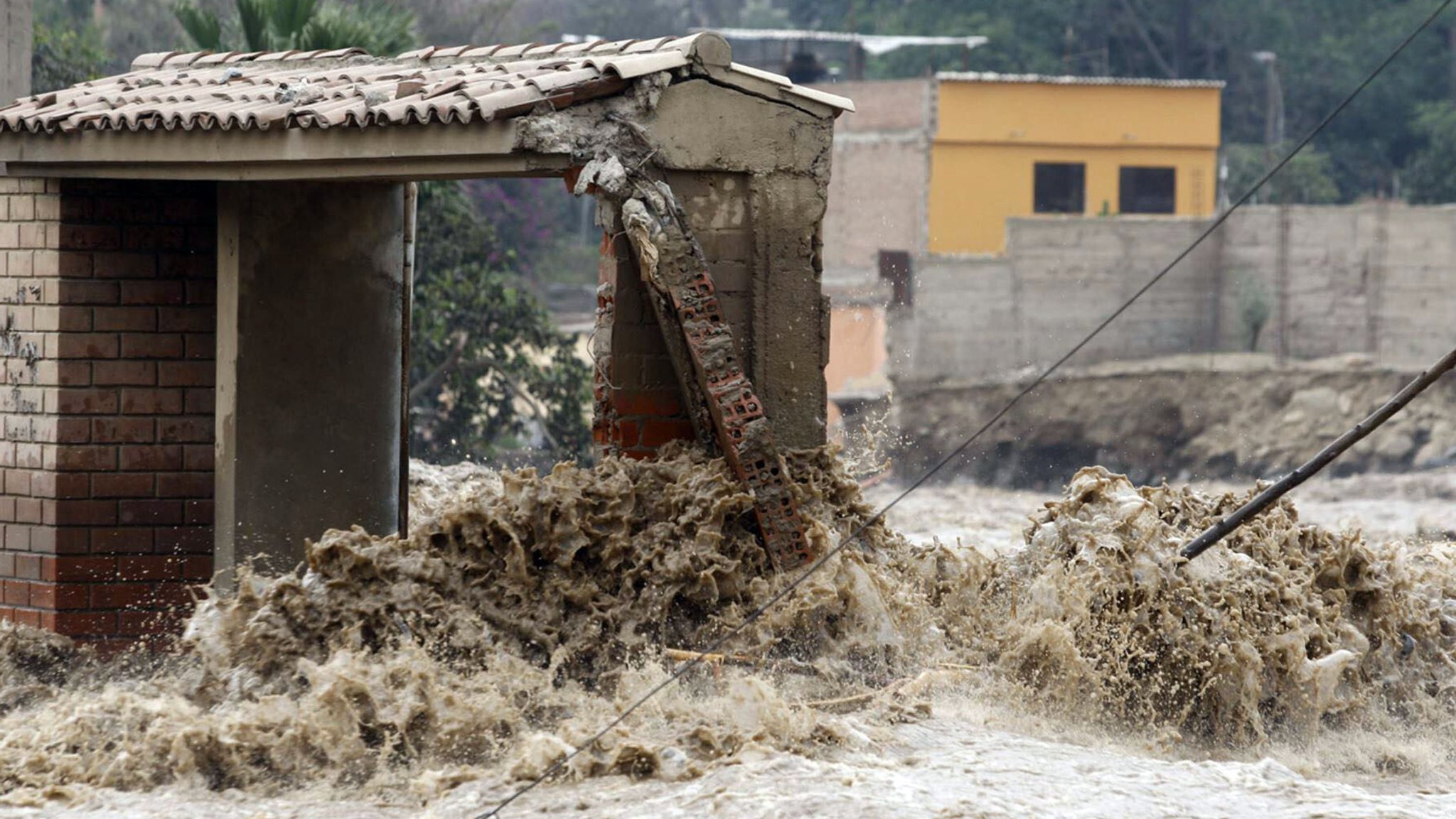 Wie stark wird El Niño in 2026? Regelmäßig leidet Peru unter den Folgen von El Niño - wie hier 2017. | Bild: picture alliance / Photoshot Wie stark wird El Niño in 2026? Regelmäßig leidet Peru unter den Folgen von El Niño - wie hier 2017.