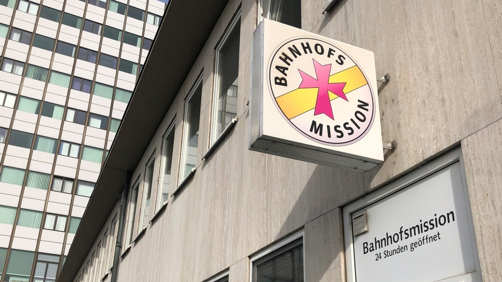 Schild: Bahnhofsmission - 24 Stunden geöffnet
