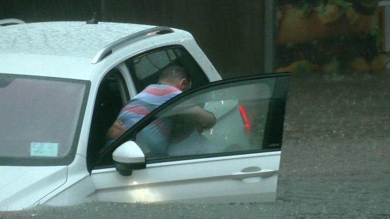 Überflutungen in Nürnberg - ein Mann wird aus seinem Auto gerettet 