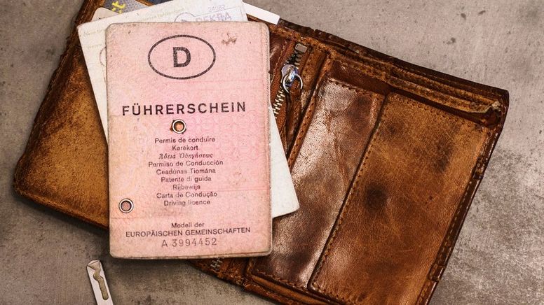Ein alter Führerschein, ein Geldbeutel und Schlüsselbund | Bild:dpa-Bildfunk/Andreas Arnold