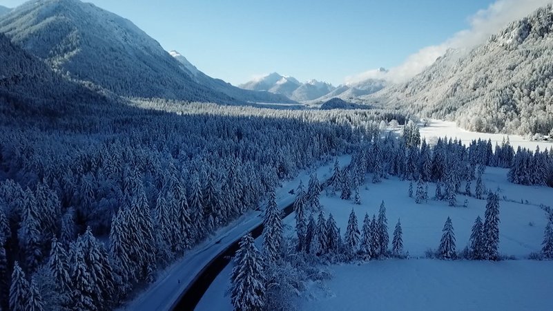 Blick über ein verschneites Alpental