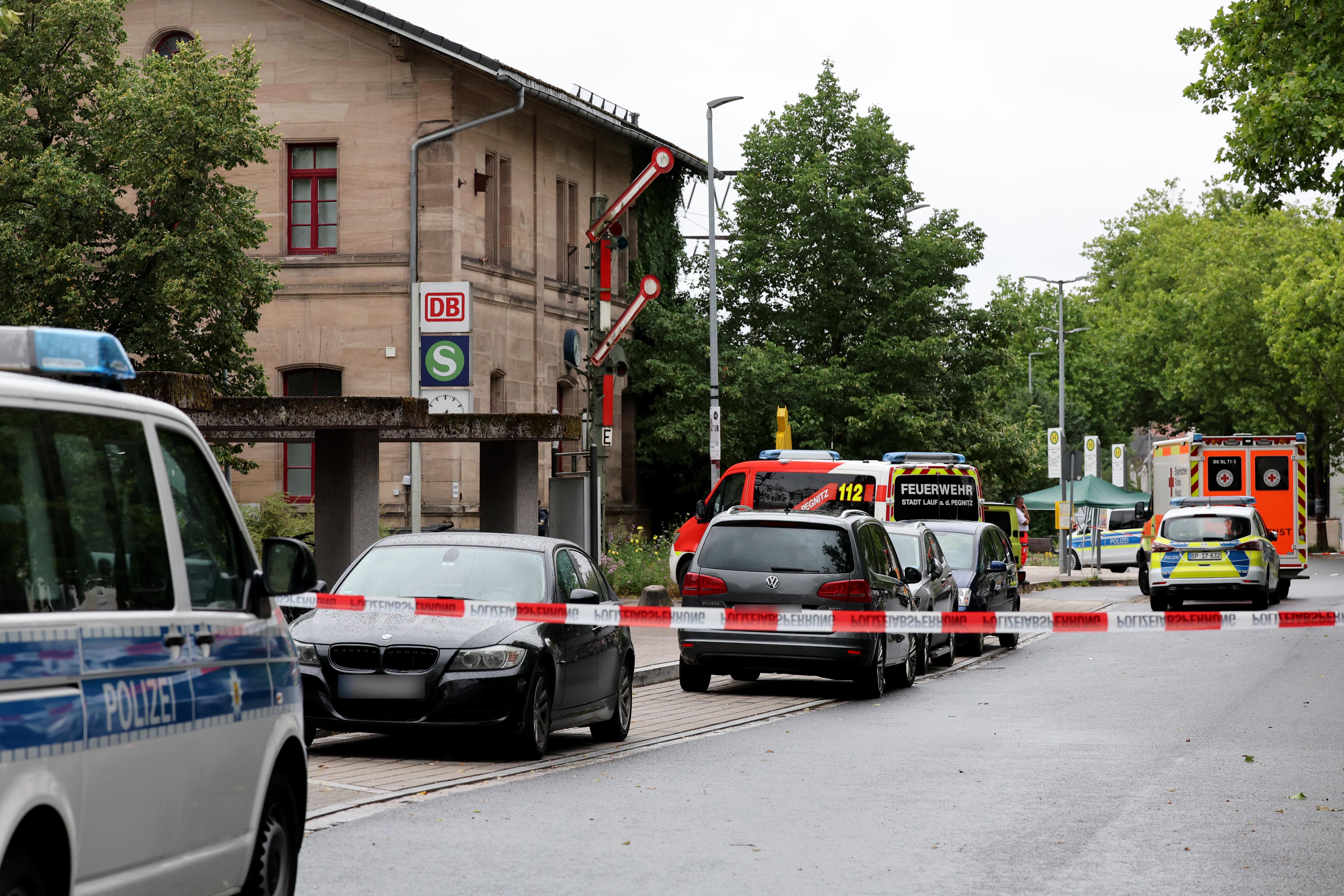 Einsatzkräfte am Bahnhof Lauf links der Pegnitz.
