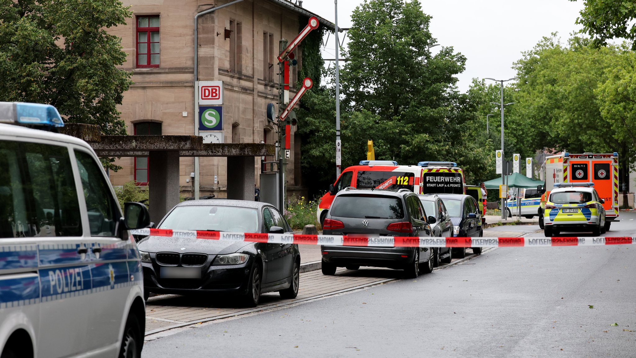 Einsatzkräfte am Bahnhof Lauf links der Pegnitz.