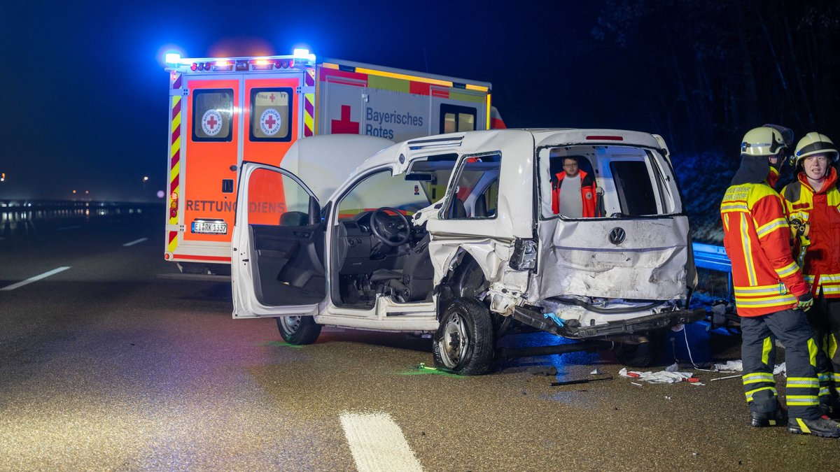 Ein beschädigtes Auto steht vor einem Einsatzwagen des Bayerischen Roten Kreuzes auf der A9 bei Denkendorf