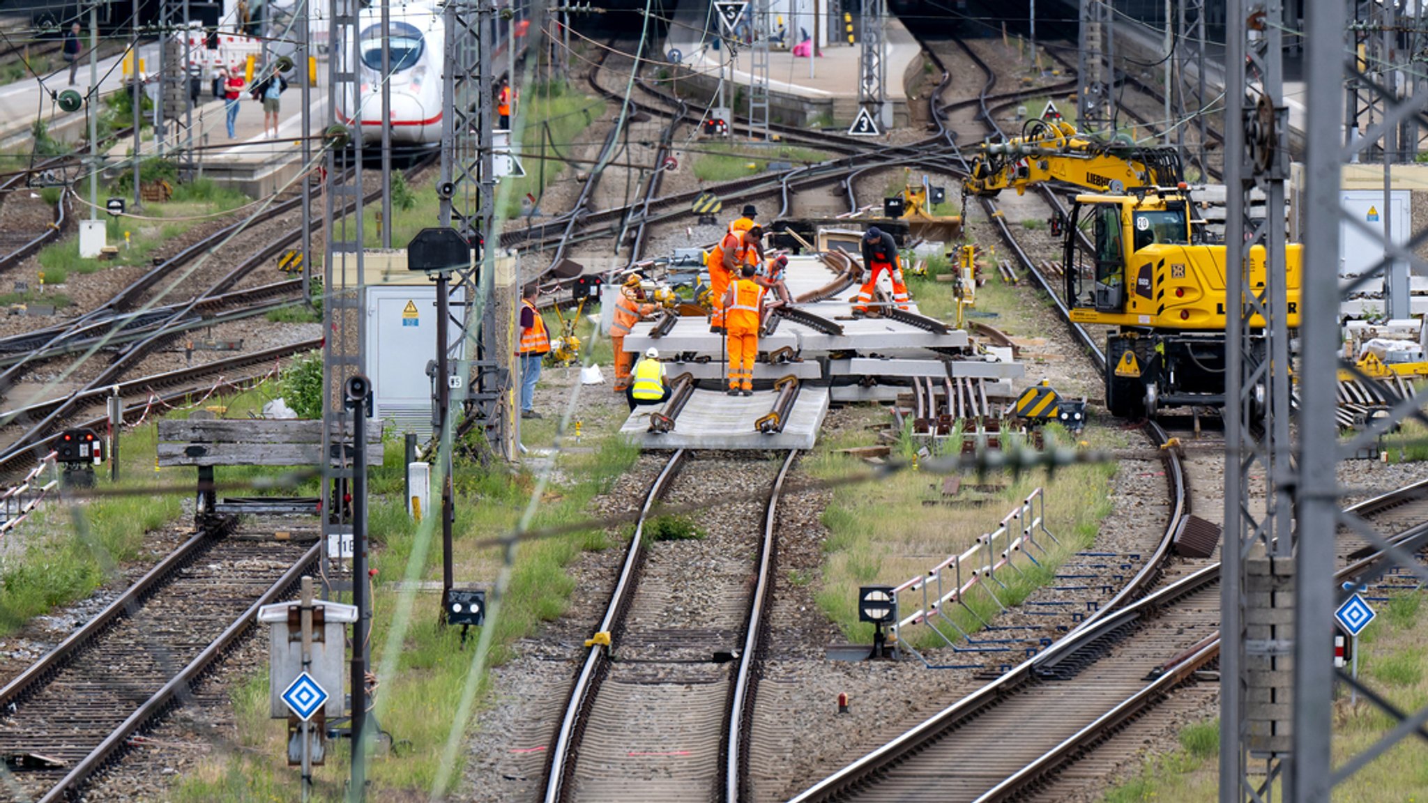 Arbeiter führen an der Zufahrt zum Münchner Hauptbahnhof arbeiten an den Gleisen aus (Archivbild).