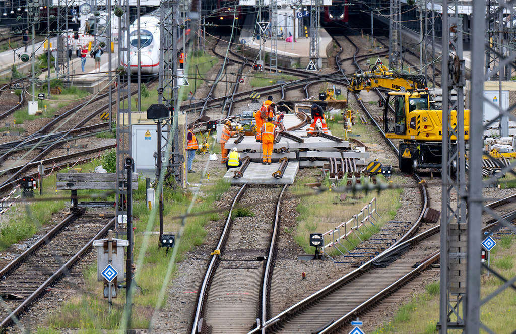 Arbeiter führen an der Zufahrt zum Münchner Hauptbahnhof arbeiten an den Gleisen aus (Archivbild).