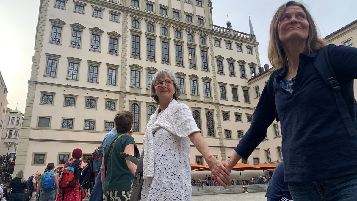 Rund 350 Menschen umarmen das Augsburger Rathaus