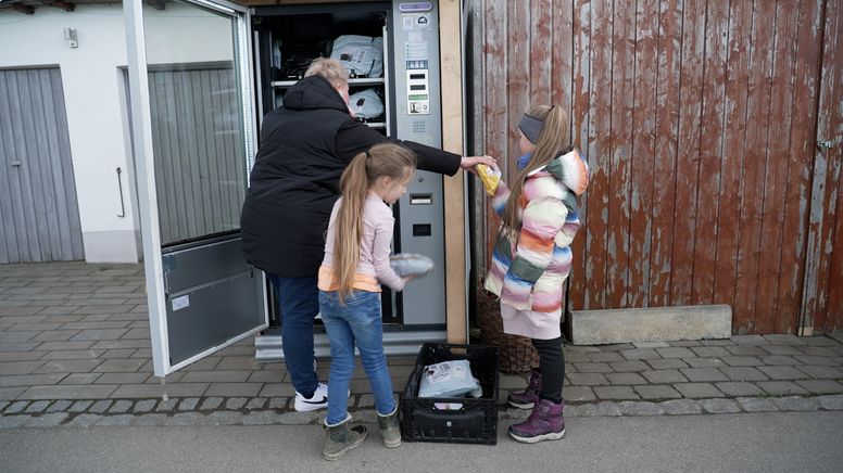 Tatjana Keuters und ihre beiden Töchter befüllen den Secret-Pack-Automaten in Niederrieden im Unterallgäu mit neuen Retouren-Paketen. | Bild:BR/Johannes Hofelich