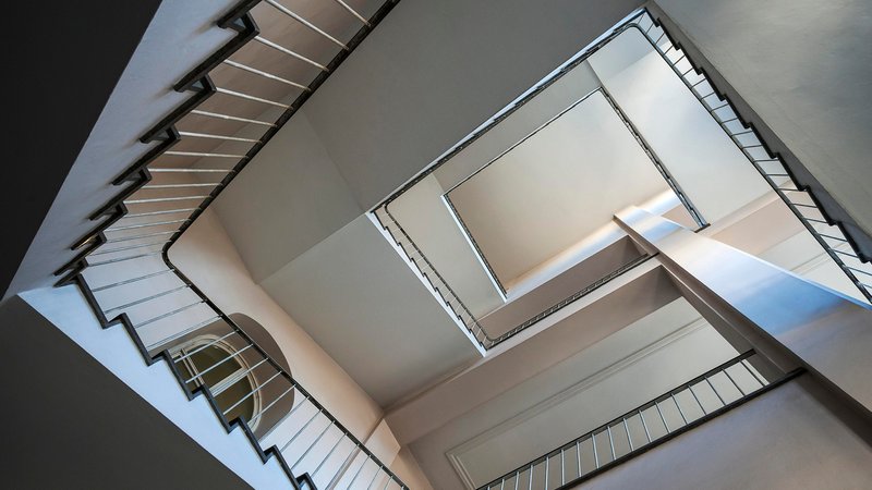 Treppenhaus (Symbol- und Archivbild) | Bild: picture alliance / imageBROKER|Manfred Bail Treppenhaus (Symbol- und Archivbild)