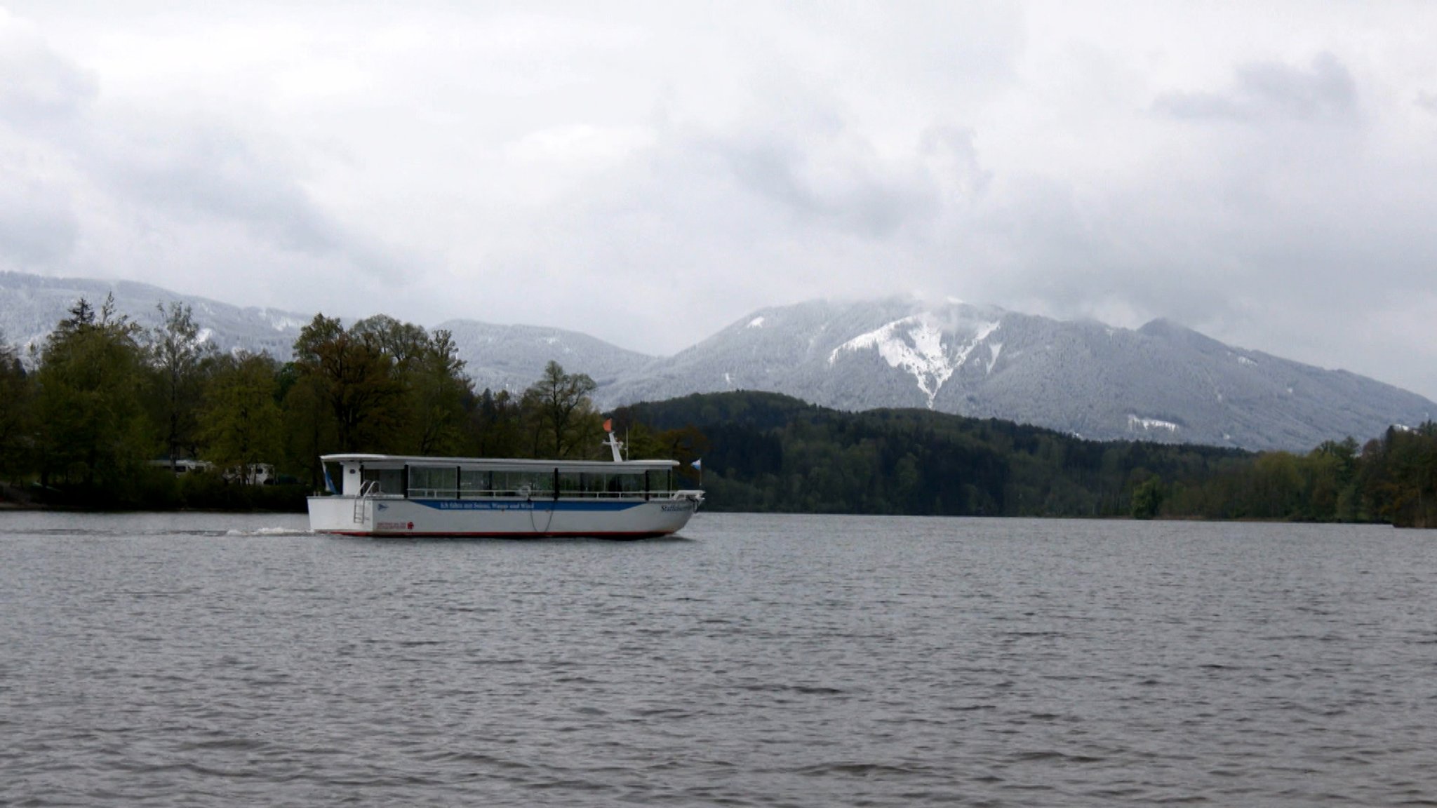 Die "MS Staffelseerin" fährt über den Staffelsee.