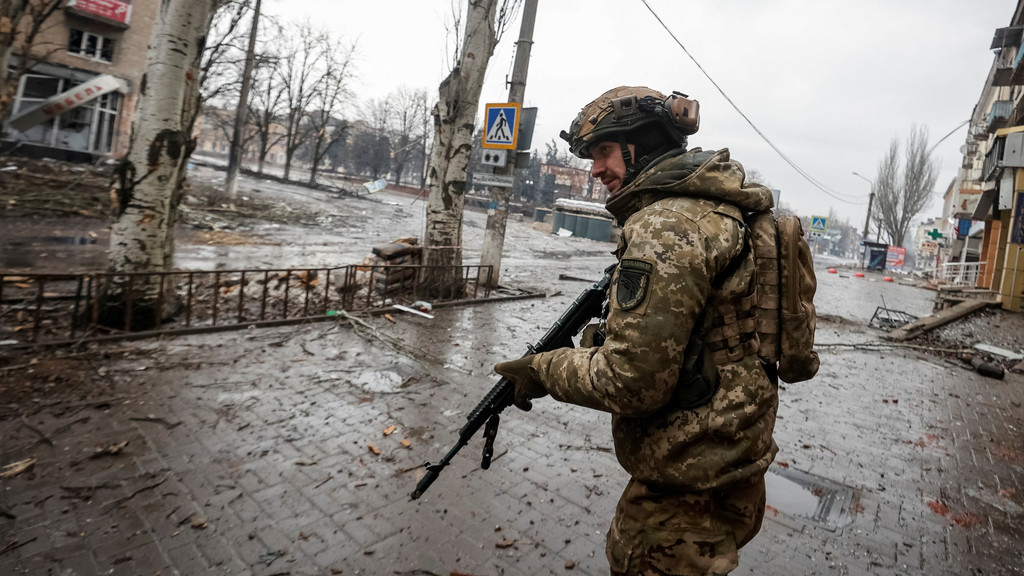 Ukrainischer Soldat in den Straßen von Bachmut