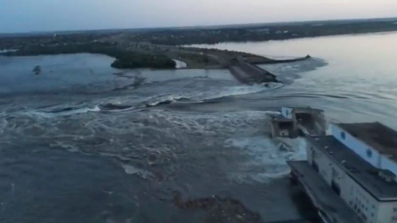 Dieses vom Ukraine-Präsidialamt über AP veröffentlichte Videostandbild zeigt das Wasser, das durch den Durchbruch im Kachowka-Staudamm fließt. | Bild:Uncredited/Ukrainian Presidential Office/AP