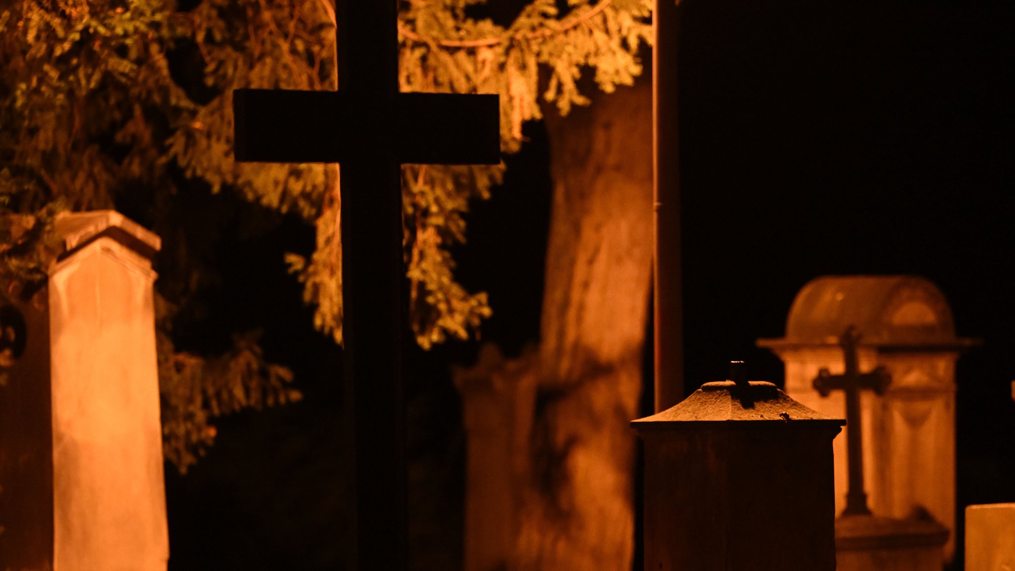 Gräber auf einem Friedhof in der Nacht