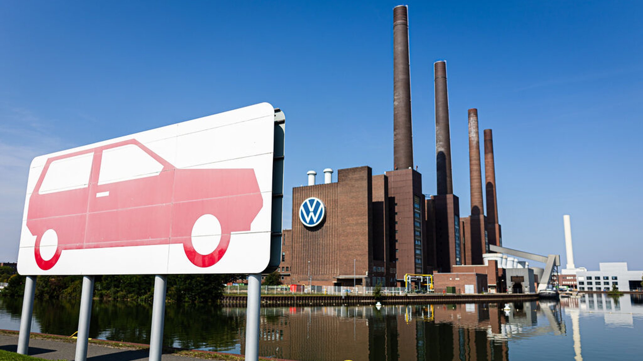 Das Piktogramm eines Autos ist vor dem VW-Kraftwerk auf dem Gelände vom Volkswagen Stammwerk zu sehen.