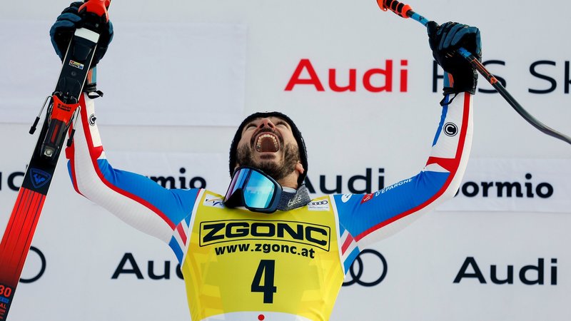 28.12.2023, Italien, Bormio: Ski alpin: Weltcup, Abfahrt, Herren: Cyprien Sarrazin jubelt auf dem Podium nach seinem Sieg. | Bild: dpa-Bildfunk/Alessandro Trovati 28.12.2023, Italien, Bormio: Ski alpin: Weltcup, Abfahrt, Herren: Cyprien Sarrazin jubelt auf dem Podium nach seinem Sieg.