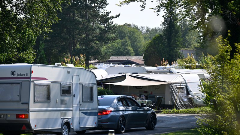 Wohnmobile und Wohnwagen stehen auf einem Campingplatz in Oberbayern | Bild: picture alliance/dpa | Uwe Lein Wohnmobile und Wohnwagen stehen auf einem Campingplatz in Oberbayern