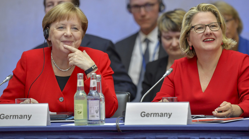 Bundeskanzlerin Angela Merkel (l.) und Umweltministerin Svenja Schulze im vergangenen Jahr beim Petersberger Klimadialog.
