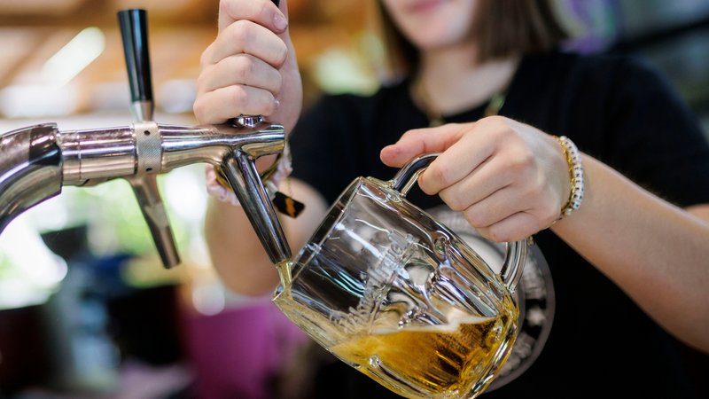 Eine Kellnerin schenkt Bier ein | Bild: picture alliance / photothek.de | Kira Hofmann Eine Kellnerin schenkt Bier ein