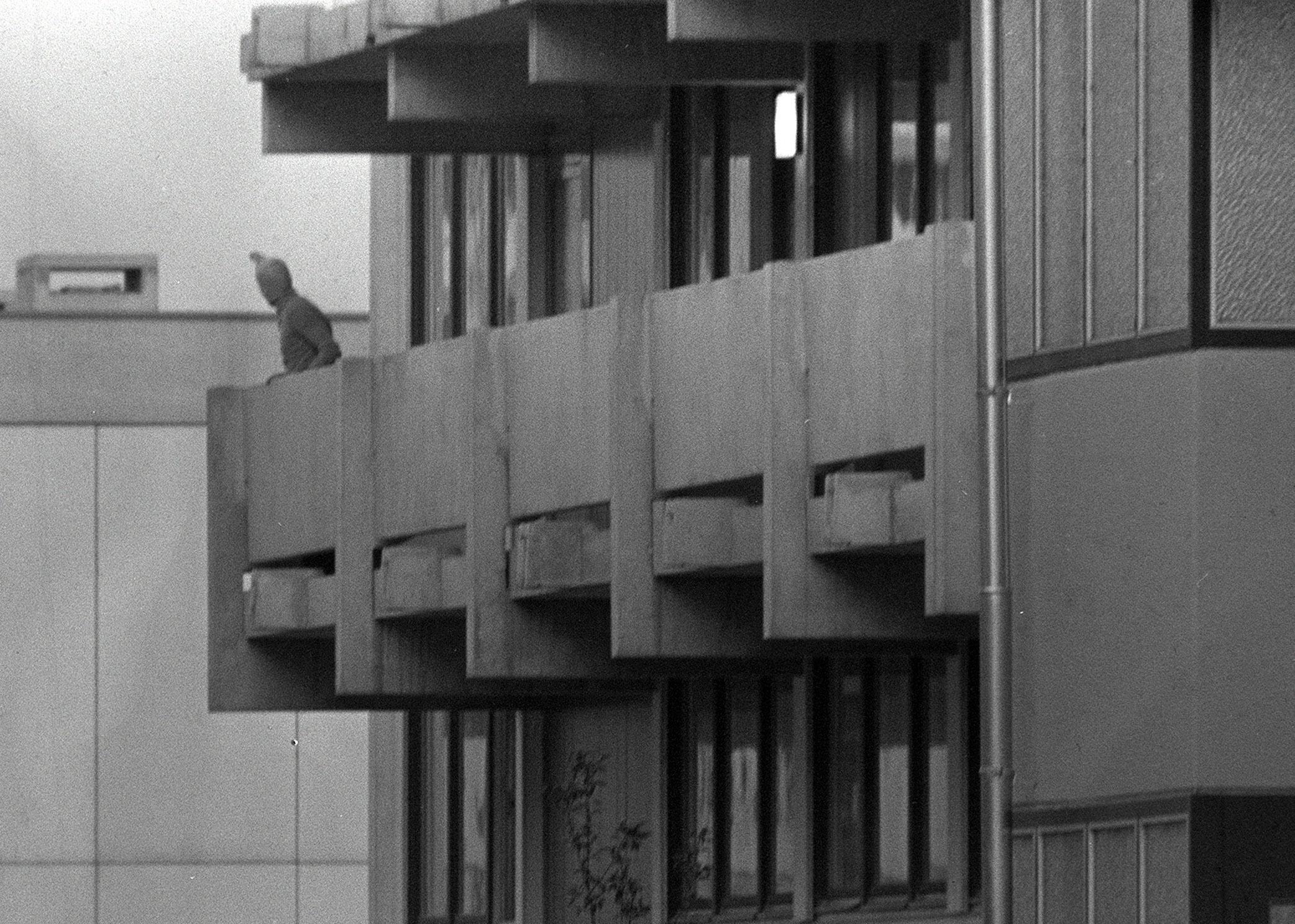 Ein maskierter arabischer Terrorist zeigt sich am 5.9.1972 auf dem Balkon des israelischen Mannschaftsquartiers im Olympischen Dorf.