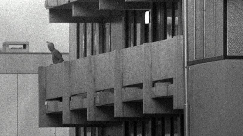 Ein maskierter arabischer Terrorist zeigt sich am 5.9.1972 auf dem Balkon des israelischen Mannschaftsquartiers im Olympischen Dorf.