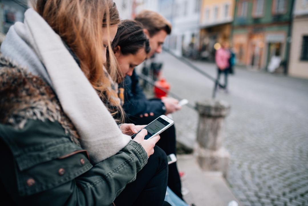 Jugendliche am Handy (Symbolbild)