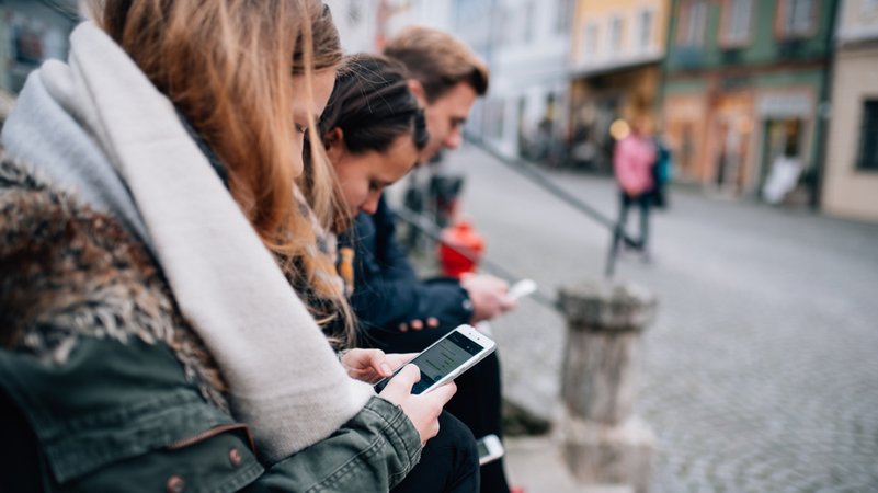 Jugendliche am Handy (Symbolbild) | Bild: BR/Julia Müller Jugendliche am Handy (Symbolbild)