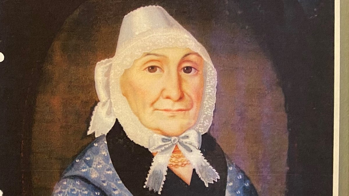 Das Foto eines Porträts einer alten Frau mit einer Bayreuther Haube.