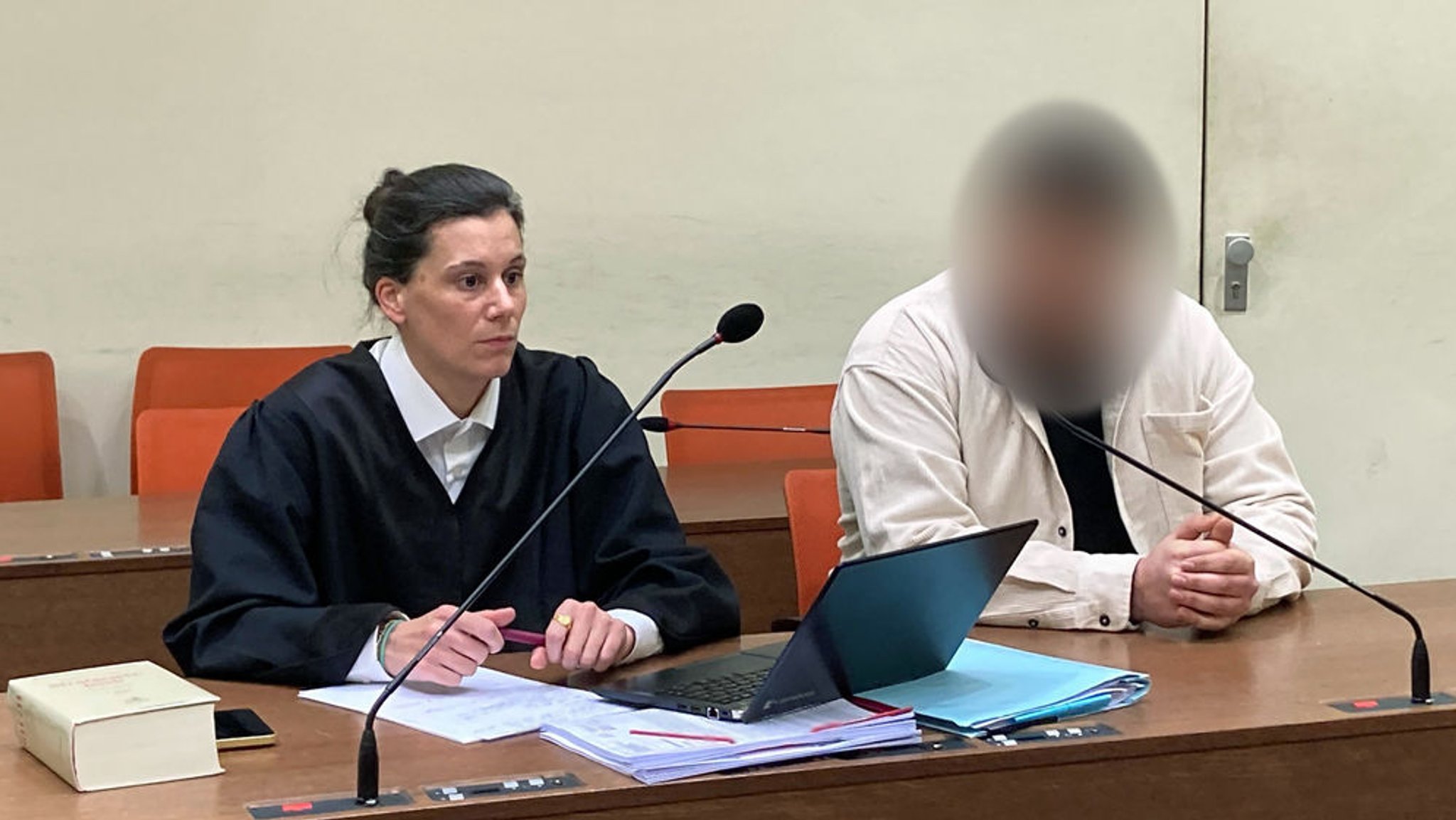 21.12.2023, Bayern, München: Ein 22-Jähriger sitzt mit seiner Anwältin Daniela Gabler am Donnerstag auf der Anklagebank des Amtsgerichts München. Er soll bei der Flucht vor einer Polizeikontrolle berauscht und ohne Führerschein die Kontrolle über seinen Wagen verloren und in eine Tram-Haltestelle geschleudert sein. Dabei starb ein 18-Jähriger, weitere Menschen wurden verletzt. Foto: Elke Richter/dpa +++ dpa-Bildfunk +++