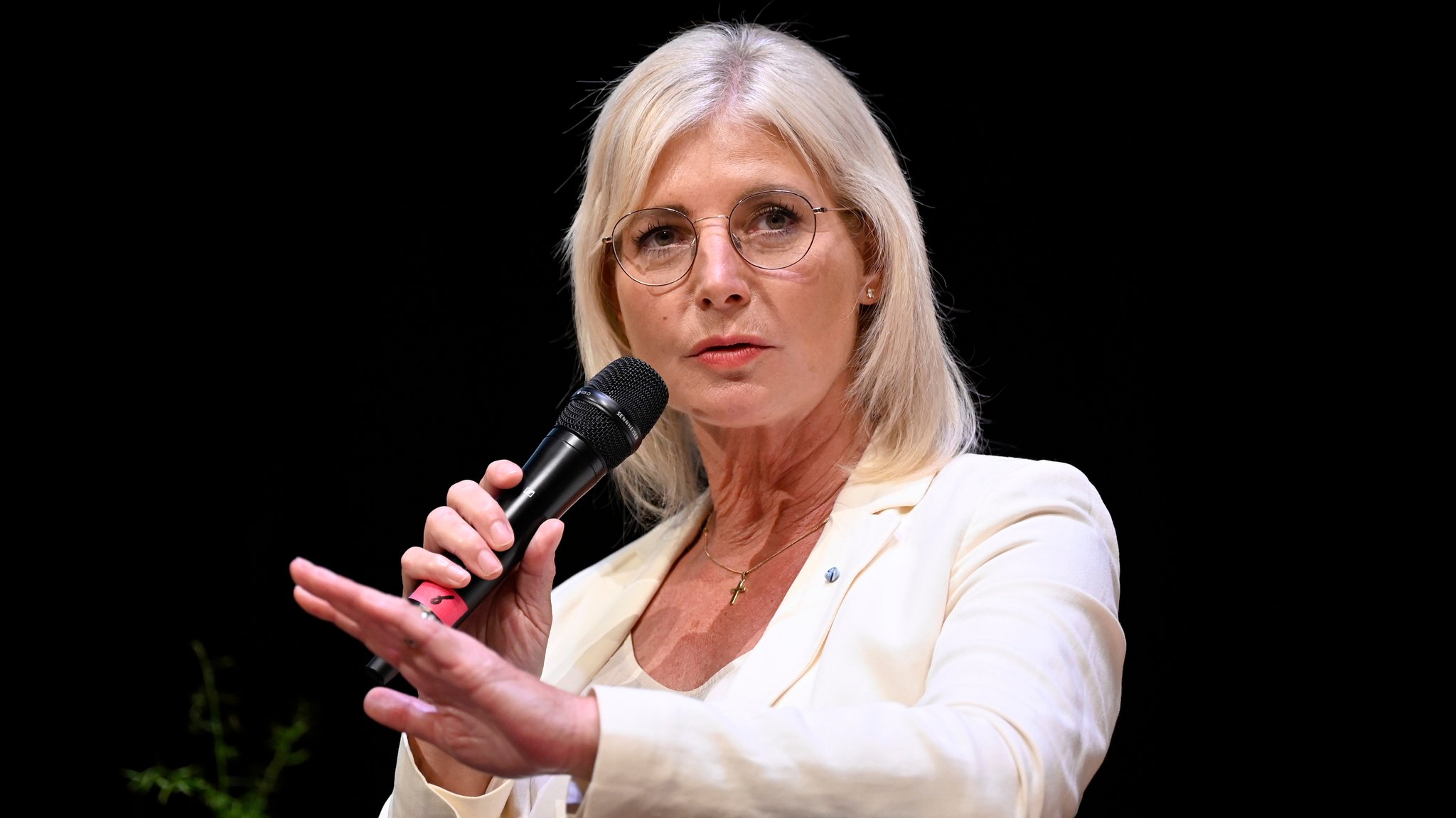 Politikerin Ulrike Scharf (CSU), Sozialministerin des Landes Bayern, bei der VdK-Großveranstaltung zur bayerischen Landtagswahl 2023 in der Meistersingerhalle Nürnberg. 