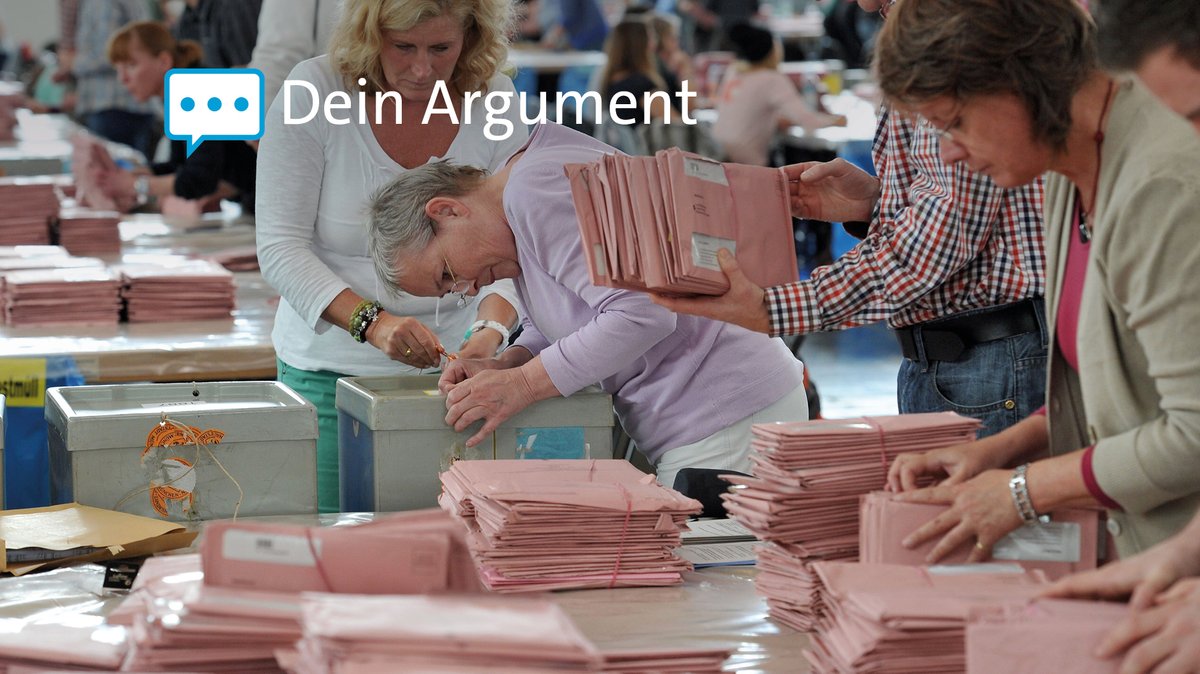 Wahlhelferinnen sortieren am 15.09.2013 in München (Bayern) in einer Messehalle die Briefwahlstimmen zur Landtagswahl