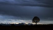 Unwetter zieht am Alpenrand auf | Bild:pa/dpa/Karl-Josef Hildenbrand