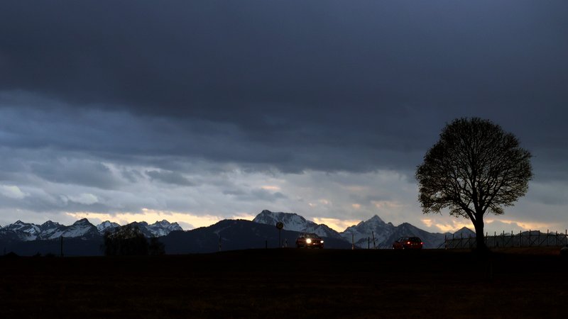 Unwetter zieht am Alpenrand auf | Bild: pa/dpa/Karl-Josef Hildenbrand Unwetter zieht am Alpenrand auf