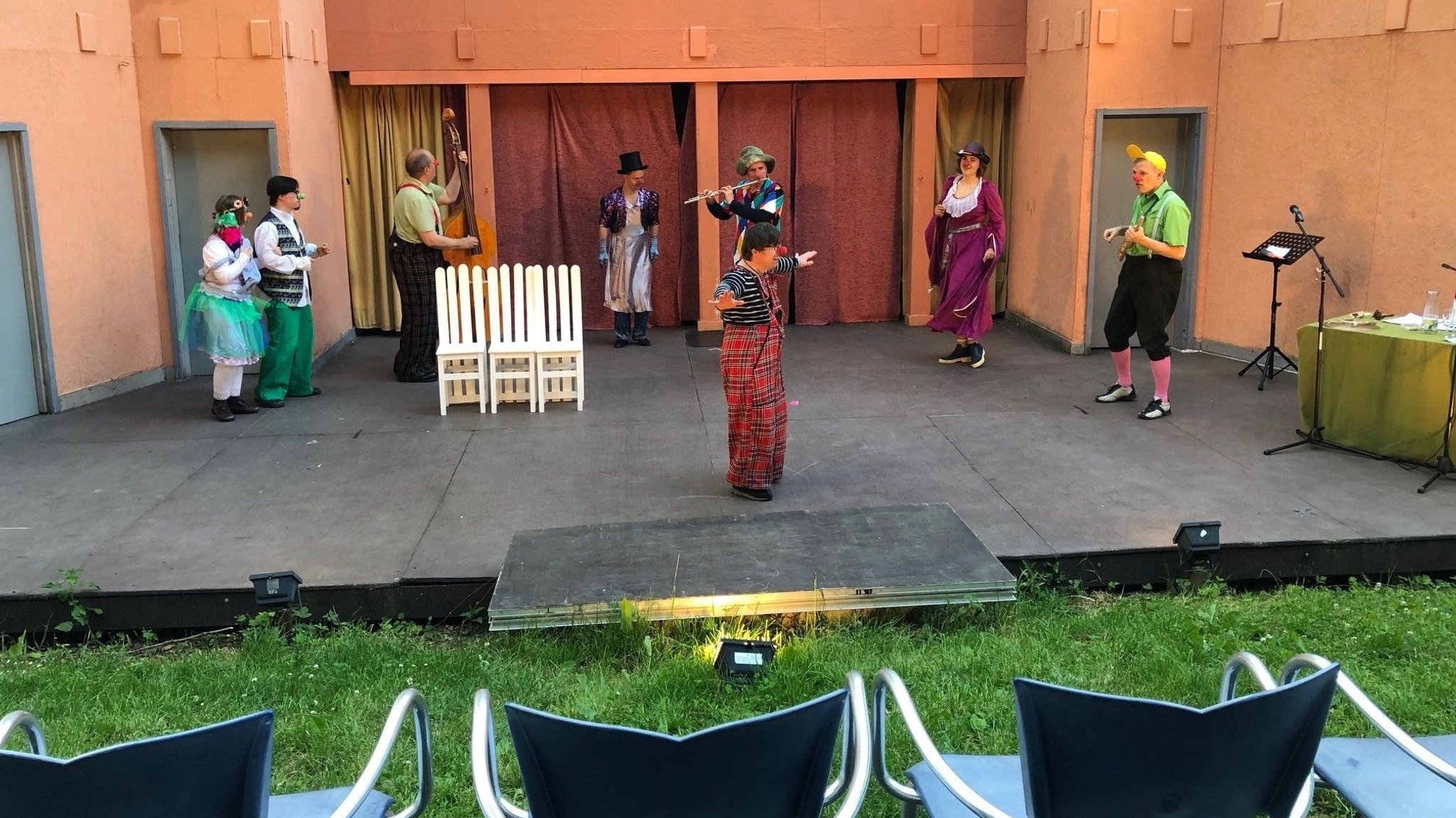 Das Ensemble des Würzburger Theater Augenblick auf der Sommerbühne am Bürgerbräu Gelände.